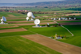 Vue aérienne de Miroirs paraboliques des antennes paraboliques de la station terrestre Raisting sur Hofstätterweg à Raisting dans le département Bavière, Allemagne