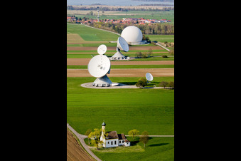 Photographie aérienne de Miroirs paraboliques des antennes paraboliques de la station terrestre Raisting sur Hofstätterweg à Raisting dans le département Bavière, Allemagne