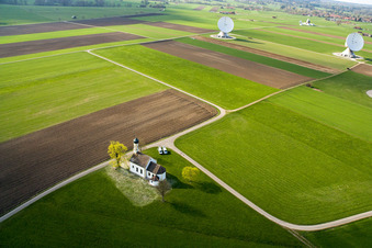 Vue oblique de Miroirs paraboliques des antennes paraboliques de la station terrestre Raisting sur Hofstätterweg à Raisting dans le département Bavière, Allemagne
