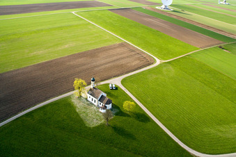 Vue aérienne de Chapelle Saint-Jean-Baptiste à Raisting dans le département Bavière, Allemagne