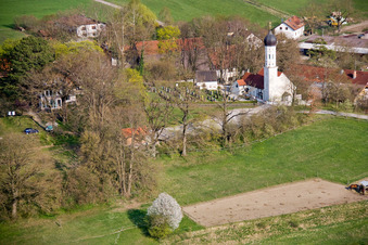 Vue aérienne de Église catholique de Saint-Pancrace à le quartier Mitterfischen in Pähl dans le département Bavière, Allemagne