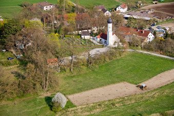Vue aérienne de Cimetière de l'église à le quartier Mitterfischen in Pähl dans le département Bavière, Allemagne