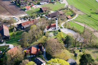 Vue aérienne de Cimetière de l'église à le quartier Mitterfischen in Pähl dans le département Bavière, Allemagne