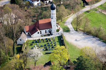 Vue aérienne de Église catholique de Saint-Pancrace à le quartier Mitterfischen in Pähl dans le département Bavière, Allemagne