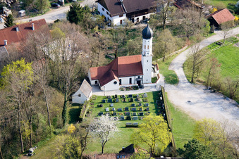 Photographie aérienne de Église catholique de Saint-Pancrace à le quartier Mitterfischen in Pähl dans le département Bavière, Allemagne