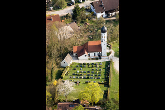 Vue oblique de Église catholique de Saint-Pancrace à le quartier Mitterfischen in Pähl dans le département Bavière, Allemagne