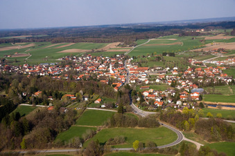 Vue aérienne de Vue du village depuis l'ouest à le quartier Erling in Andechs dans le département Bavière, Allemagne