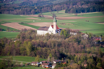 Vue aérienne de Complexe de bâtiments du monastère Andechs à le quartier Erling in Andechs dans le département Bavière, Allemagne