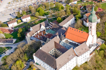Vue aérienne de Complexe de bâtiments du monastère Andechs à le quartier Erling in Andechs dans le département Bavière, Allemagne