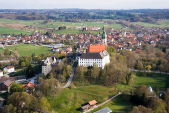 Vue aérienne de Complexe immobilier du monastère et de la brasserie de la Bergstrasse à le quartier Erling in Andechs dans le département Bavière, Allemagne