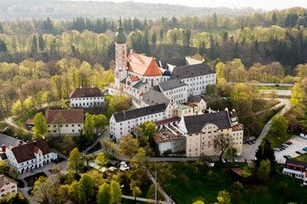 Photographie aérienne de Complexe immobilier du monastère et de la brasserie de la Bergstrasse à le quartier Erling in Andechs dans le département Bavière, Allemagne