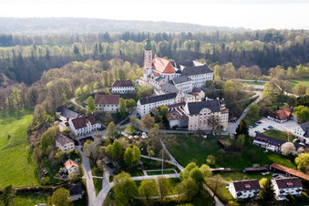 Vue aérienne de Monastère bénédictin Andechs, église et lieu de pèlerinage médiéval en position élevée, avec brasserie et jardin à bière à le quartier Erling in Andechs dans le département Bavière, Allemagne