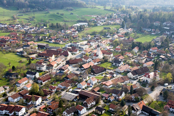 Vue aérienne de Vue des rues et des maisons dans les quartiers résidentiels à le quartier Erling in Andechs dans le département Bavière, Allemagne