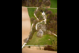 Vue aérienne de Cimetière et chapelle de la paix à le quartier Erling in Andechs dans le département Bavière, Allemagne