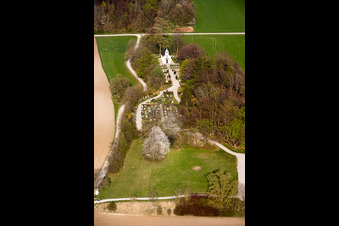 Vue aérienne de Cimetière et chapelle de la paix à le quartier Erling in Andechs dans le département Bavière, Allemagne