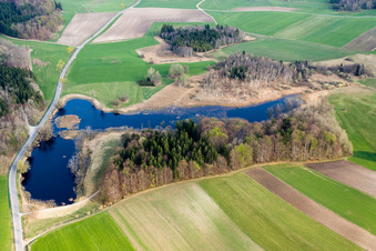 Vue aérienne de Paysage d'étang Seacht'n à Andechs dans le département Bavière, Allemagne
