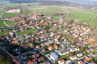 Vue aérienne de Vue sur le village à le quartier Traubing in Tutzing dans le département Bavière, Allemagne
