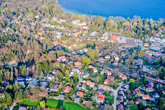 Photographie aérienne de La ville sur le lac de Starnberg vue de l'ouest à Tutzing dans le département Bavière, Allemagne