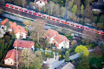 Vue aérienne de Train régional à Tutzing dans le département Bavière, Allemagne