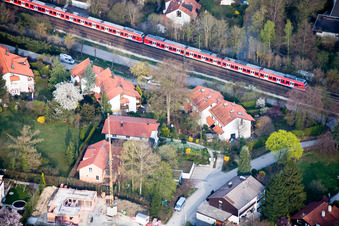 Vue aérienne de Train régional à Tutzing dans le département Bavière, Allemagne