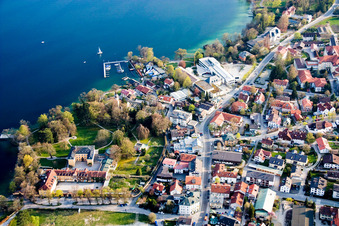 Vue aérienne de Parc Bleicherpark au bord du lac de Starnberg à Tutzing dans le département Bavière, Allemagne