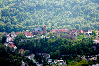 Vue aérienne de Ruines et vestiges des murs de l'ancien château et forteresse Neuleiningen à Neuleiningen dans le département Rhénanie-Palatinat, Allemagne