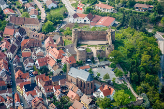 Vue aérienne de Ruines et vestiges des murs de l'ancien château et forteresse Neuleiningen à Neuleiningen dans le département Rhénanie-Palatinat, Allemagne