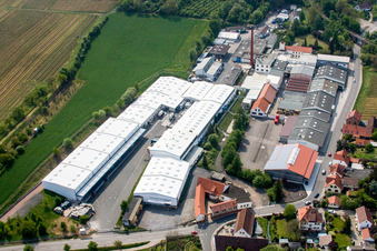 Photographie aérienne de Locaux de l'usine du fabricant de produits chimiques Gechem GmbH & Co KG dans le district de Neuleiningen-Tal à Kleinkarlbach dans le département Rhénanie-Palatinat, Allemagne