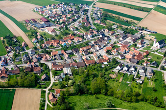 Vue aérienne de Vue sur le village à Buhl dans le département Bas Rhin, France