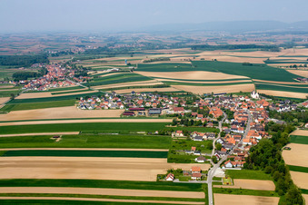 Vue aérienne de Champs agricoles et terres agricoles à Stundwiller dans le département Bas Rhin, France