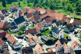 Vue aérienne de Vue sur le village à Buhl dans le département Bas Rhin, France