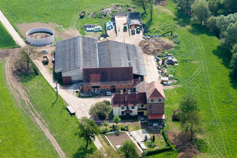 Vue d'oiseau de Niederrœdern dans le département Bas Rhin, France