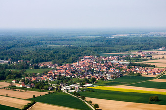Vue d'oiseau de Niederrœdern dans le département Bas Rhin, France