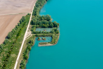Vue aérienne de Lac de carrière à Lauterbourg dans le département Bas Rhin, France
