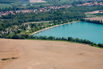 Vue aérienne de Espaces riverains sur la plage de sable de la piscine extérieure Aquapark Alsace à Lauterbourg dans le département Bas Rhin, France