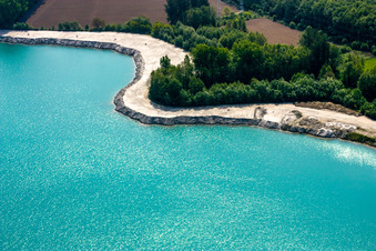 Vue aérienne de Lac de carrière à Lauterbourg dans le département Bas Rhin, France