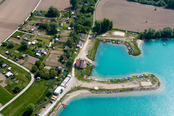 Vue aérienne de Espaces riverains sur la plage de sable de la piscine extérieure Aquapark Alsace à Lauterbourg dans le département Bas Rhin, France