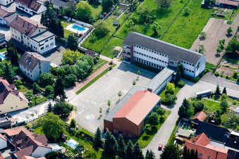 Vue aérienne de École à Berg dans le département Rhénanie-Palatinat, Allemagne