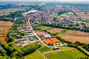 Vue aérienne de Vue du village depuis l'ouest à Neuburg am Rhein dans le département Rhénanie-Palatinat, Allemagne