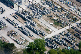 Vue aérienne de Entrepôt avec tuyaux en béton de Heidelberg Materials Mineralik à Hagenbach dans le département Rhénanie-Palatinat, Allemagne