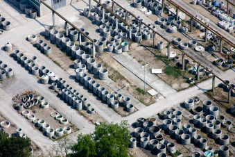 Vue aérienne de Tuyaux en béton dans l'entrepôt de 3A Beton Verwaltungs-GmbH à Hagenbach dans le département Rhénanie-Palatinat, Allemagne