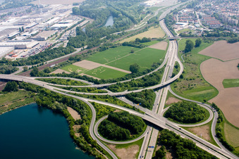 Vue aérienne de Jonction d'autoroute A65 de Hagenbach à le quartier Maximiliansau in Wörth am Rhein dans le département Rhénanie-Palatinat, Allemagne