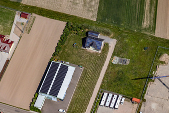 Zone industrielle de Geräutäcker vue de l'est à Hatzenbühl dans le département Rhénanie-Palatinat, Allemagne d'en haut