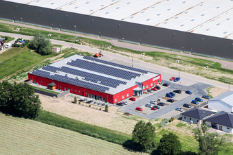 Vue aérienne de Participants à l'entraînement au terrain de sport Bienwald Fitness dans la zone industrielle de Horst à le quartier Minderslachen in Kandel dans le département Rhénanie-Palatinat, Allemagne