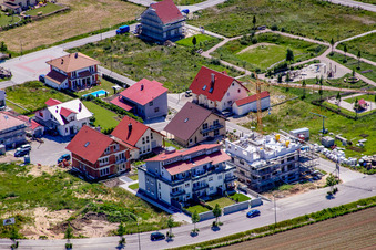 Sur la haute piste à Kandel dans le département Rhénanie-Palatinat, Allemagne du point de vue du drone