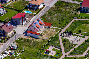 Sur la haute piste à Kandel dans le département Rhénanie-Palatinat, Allemagne du point de vue du drone