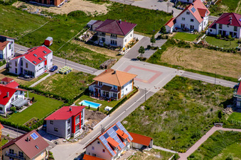 Sur la haute piste à Kandel dans le département Rhénanie-Palatinat, Allemagne d'un drone