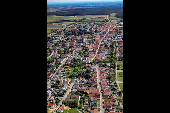 Vue aérienne de Saarstraße Hauptstraße Rheinstraße depuis l'ouest à Kandel dans le département Rhénanie-Palatinat, Allemagne