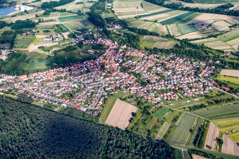 Vue aérienne de Vue de la ville depuis l'ouest à Berg dans le département Rhénanie-Palatinat, Allemagne