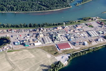 Vue aérienne de Locaux de l'usine du producteur de produits chimiques DOW SAS au bord du Rhin à Lauterbourg dans le département Bas Rhin, France